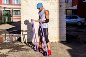 汉克·阿伦在收到大量种族歧视恐吓信的情况下，依然保持冷静并最终完成 715 轰